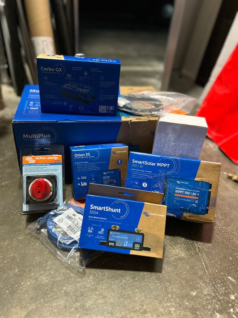 Productos para un sistema eléctrico camper de Victron Energy con booster, inversor y placas solares.