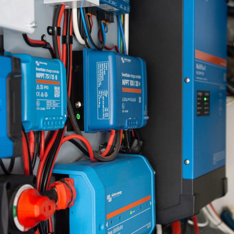 Sistema eléctrico camper DIY y autónomo en una furgoneta camper