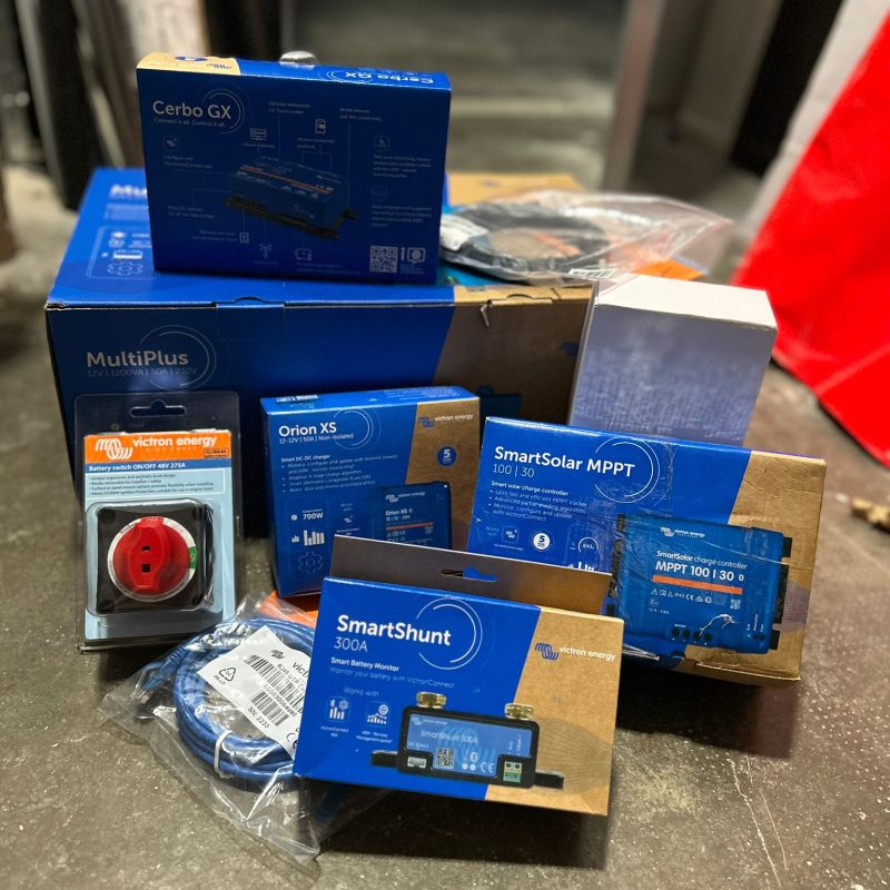 Productos para un sistema eléctrico camper de Victron Energy con booster, inversor y placas solares.